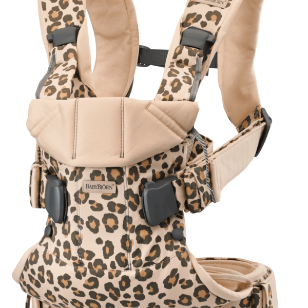 marsupiu anatomic babybjorn one cu pozitii multiple de purtare beige leopard bbc 1 1