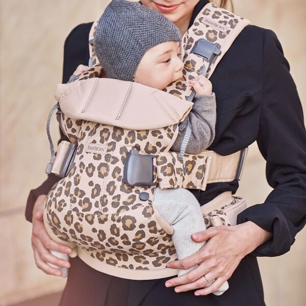 marsupiu anatomic babybjorn one cu pozitii multiple de purtare beige leopard bbc 2