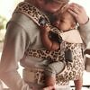 marsupiu anatomic babybjorn one cu pozitii multiple de purtare beige leopard bbc 4